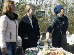Girl gathers Kalashnikov rifle