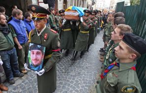 Військовослужбовці несуть труну з тілом Віктора Гурняка