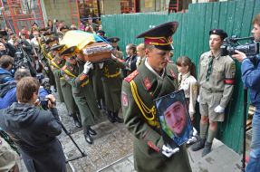 Військовослужбовці несуть труну з тілом Віктора Гурняка