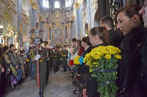 Військовослужбовці несуть труну з тілом Віктора Гурняка