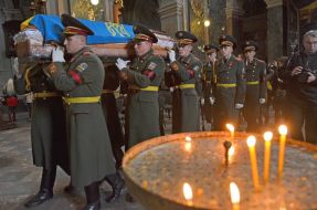 Військовослужбовці несуть труну з тілом Віктора Гурняка