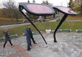 Art object "the world through rose-colored glasses" 