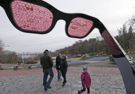 Art object "the world through rose-colored glasses" 