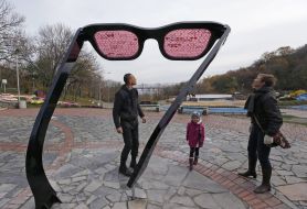 Art object "the world through rose-colored glasses" 