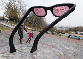 Art object "the world through rose-colored glasses" 