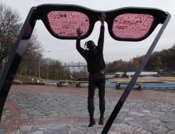 Art object "the world through rose-colored glasses" 