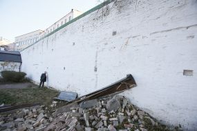 Detail of crumbling walls