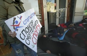 Акція-флешмоб "Купуєш в "Спортмастере"- фінансуєш вбивць"