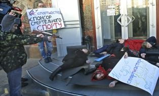 Акція-флешмоб "Купуєш в "Спортмастере"- фінансуєш вбивць"