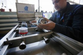 Демонстрація технічного обслуговування квартирних лічильників для води