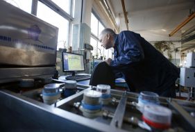 Демонстрація технічного обслуговування квартирних лічильників для води