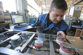 Демонстрація технічного обслуговування квартирних лічильників для води
