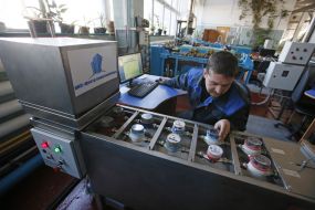 Демонстрація технічного обслуговування квартирних лічильників для води