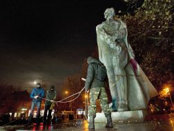 Activists are trying to demolish the monument to Felix Dzerzhinsky