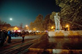 Activists are trying to demolish the monument to Felix Dzerzhinsky