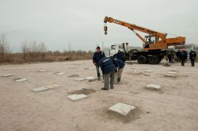 Preliminary work on installing modular homes for settlers