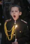 Кадет держит свечу