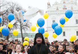 Кадеты выпускают сине-желтые воздушные шары