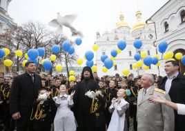 Кадеты выпускают сине-желтые воздушные шары