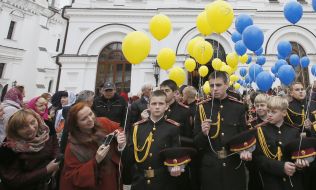Кадеты выпускают сине-желтые воздушные шары