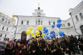 Кадеты выпускают сине-желтые воздушные шары