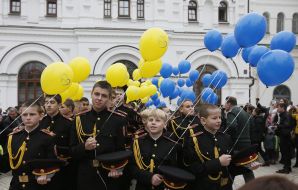 Кадеты выпускают сине-желтые воздушные шары