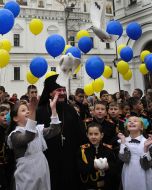 Кадеты выпускают сине-желтые воздушные шары