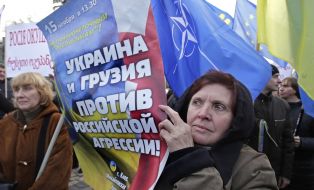 Учасники акції проти окупаційної політики РФ на підтримку Грузії