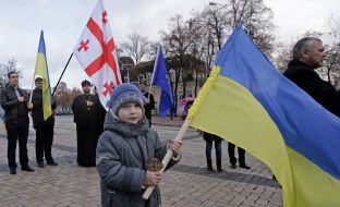 Учасники акції проти окупаційної політики РФ на підтримку Грузії