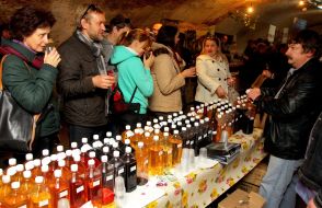 Visitors choose wine