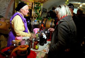 Visitors choose wine