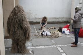 Волонтеры изготавливают «кикиморы» для снайперов