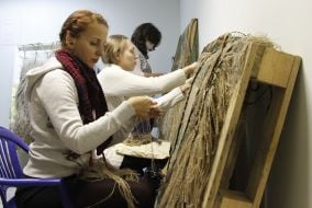 Волонтеры изготавливают «кикиморы» для снайперов