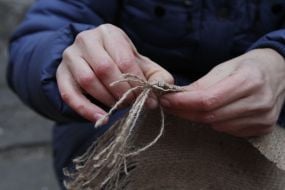 Волонтеры изготавливают «кикиморы» для снайперов