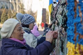 Women do camouflage net