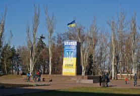 A huge banner on the pedestal of the monument