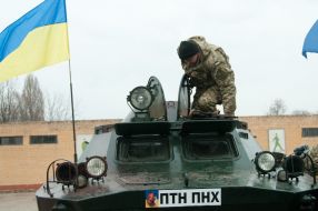 Военнослужащий на БРДМ