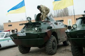 Военнослужащий на БРДМ