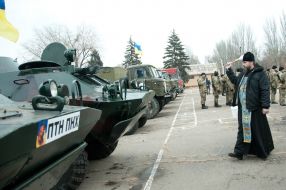 Священнослужитель освящает военную технику