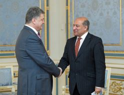 Петр Порошенко и  Сума Чакрабарти