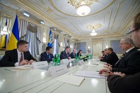 Встреча Петра Порошенко и  Сумы Чакрабарти