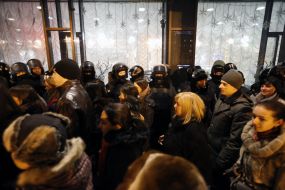 Militia employees near the Palace "Ukraine"