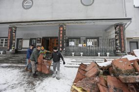 Cleaning in the cinema "Zhovten"