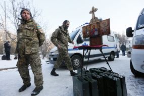 Украинский военный возле переносного иконостаса