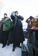 Священнослужитель во время передачи помощи бойцам