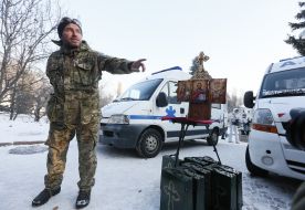 Украинский военный возле переносного иконостаса