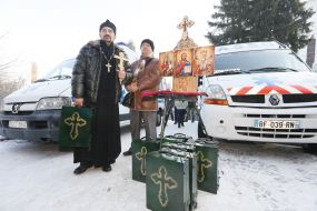 Священнослужитель во время передачи помощи бойцам