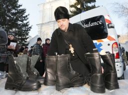 Священнослужитель во время передачи помощи бойцам