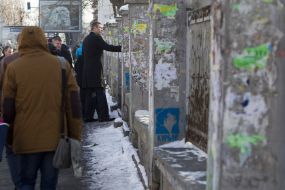 Vitali Klitschko examines fence