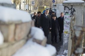Vitali Klitschko examines fence